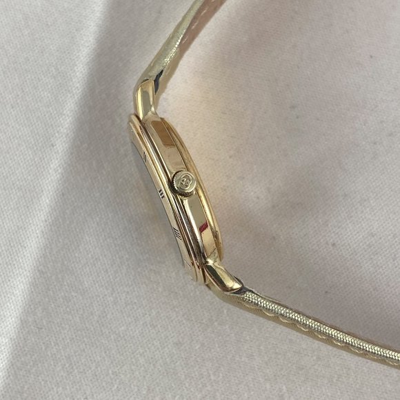 Vintage Swiss Quartz Gucci  Watch Roman Numeral Bezel Black Face Gold Strap - Picture 8 of 13